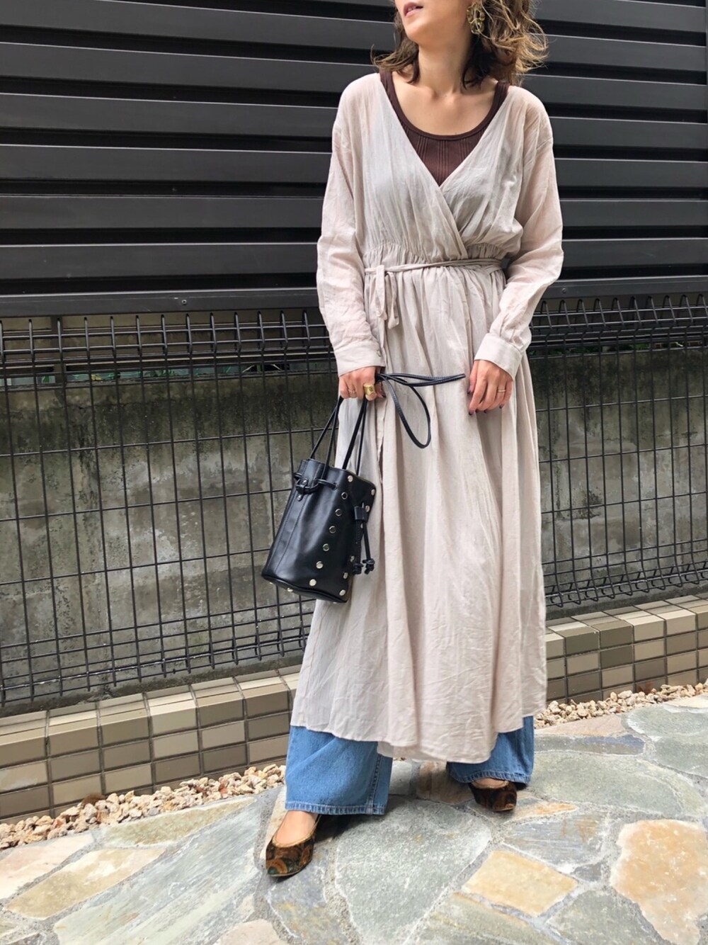 「秋コーデ、秋、大人カジュアル、カシュクール、ワンピース、ガウン、透け感、シアー、デニム、ペタンコ靴」｜「NANO universeのランダムリブタンク（タンクトップ、ブラウン系）」を使った、GUCCIさん（レディース・167cm）の秋コーディネートの1枚目の写真