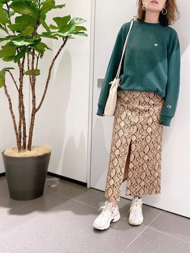 「パイソン柄」｜「アイテム（デニムジャケット）」を使った、GUCCIさん（レディース・167cm）の秋コーディネート