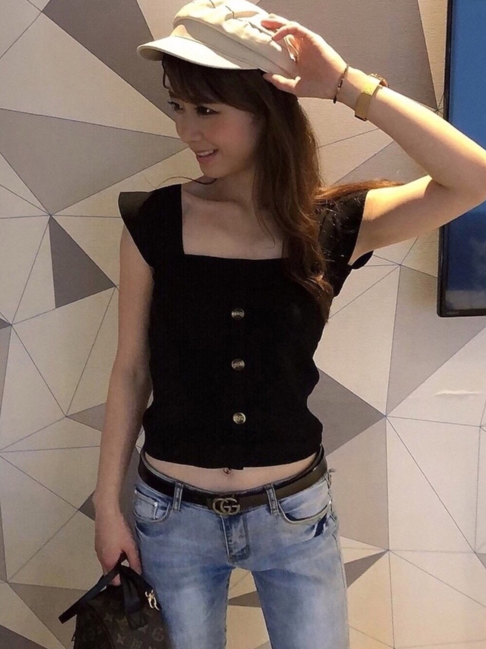 ブラック系のTシャツ/カットソー、ブラウン系のバックパック/リュック、ブラック系のベルトを着用したレディースの夏コーディネートの1枚目の写真