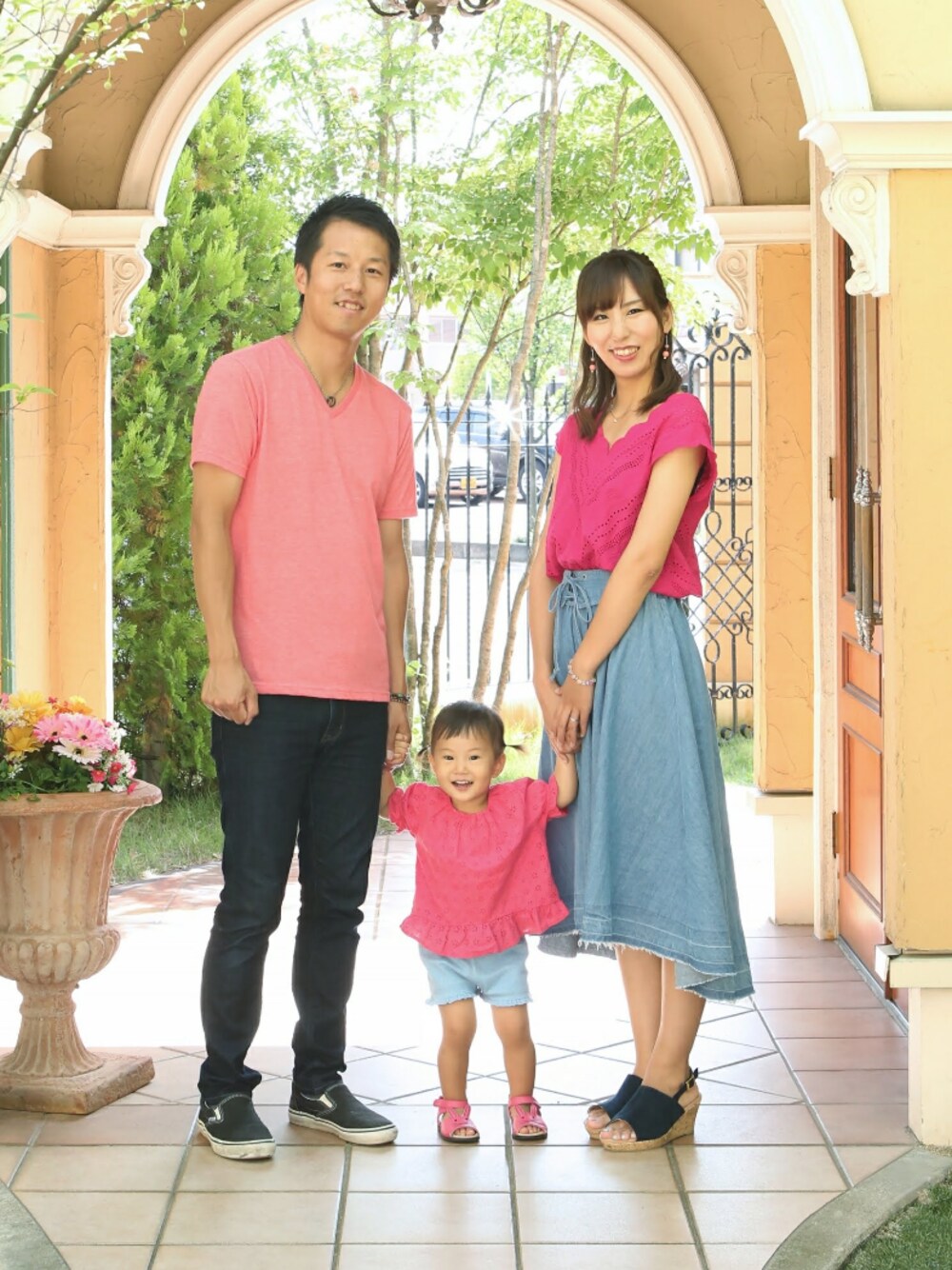 「親子コーデ」｜「natural coutureのアイテム（シャツ/ブラウス、ピンク系）」を使った、manatsuさん（レディース・164cm）の春コーディネートの1枚目の写真