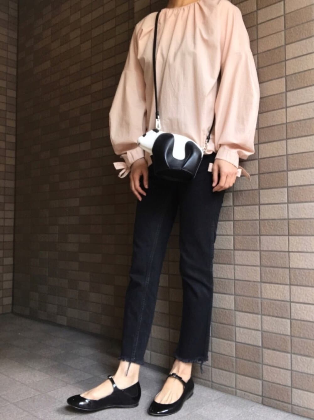 「ブラックデニム、パテントシューズ、フラットシューズ、大人カジュアル、スキニーデニム、パンダ、PTA、アラフォーのピンク」｜「DrawerのDrawer リボンブラウス（シャツ/ブラウス、ピンク系）」を使った、おにこ🍙さん（レディース・160cm）の夏コーディネートの1枚目の写真