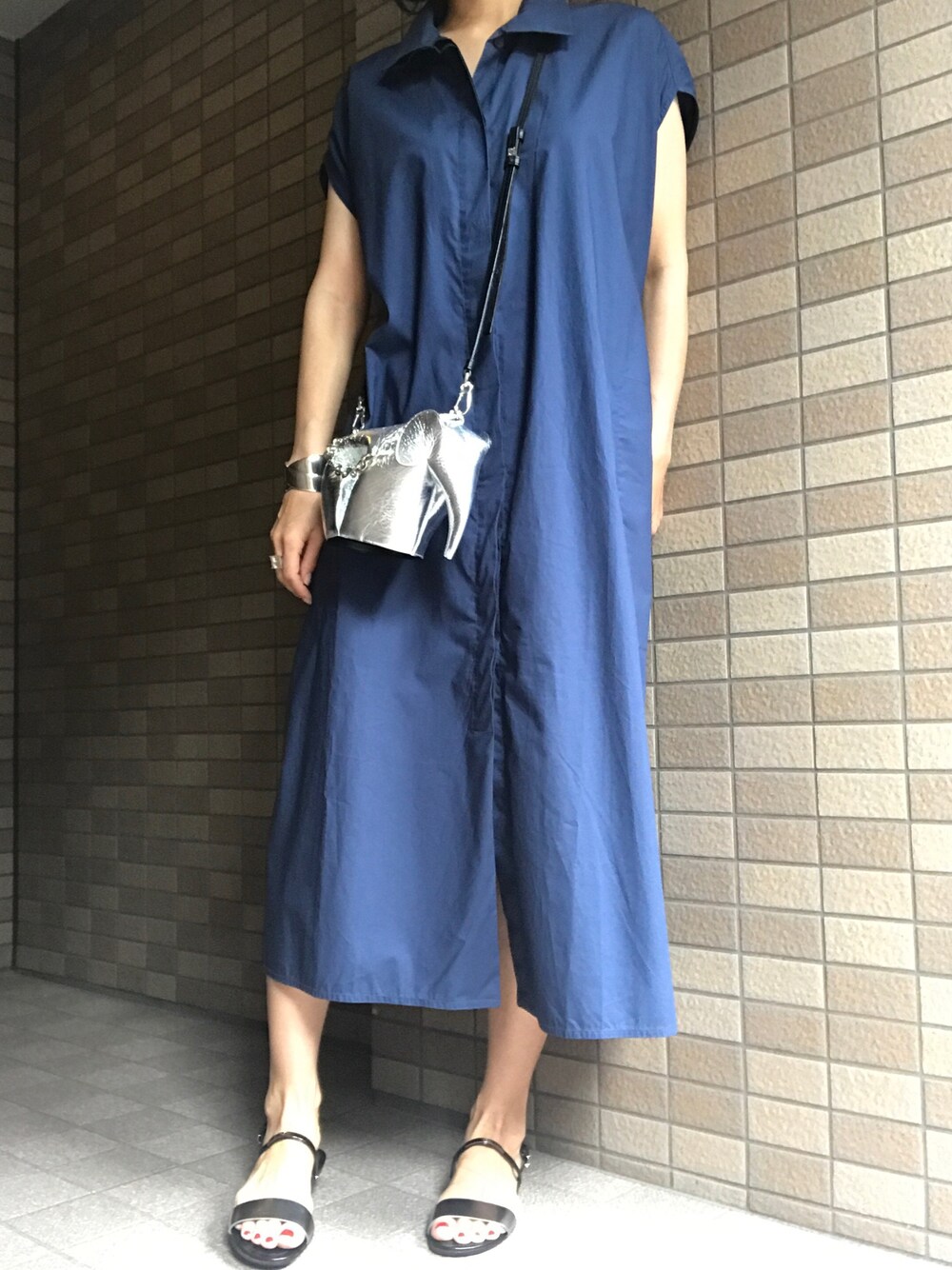 「ゾウさん、シルバーバッグ、ポシエット、シャツワンピ、メタリック、シルバーシューズ、まだ夏」｜「SOFIE D'HOOREのWomen's Sofie D'Hoore Drape Dress（ワンピース、ブルー系）」を使った、おにこ🍙さん（レディース・160cm）の夏コーディネートの1枚目の写真
