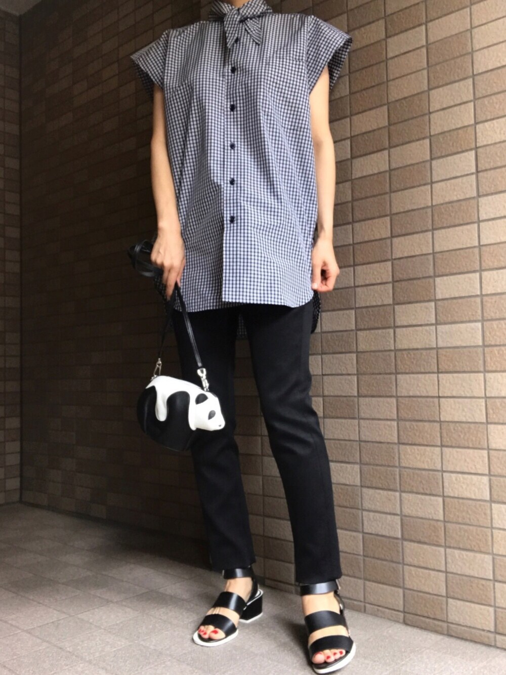 「モノトーン、オーバーサイズ、ボウタイ、パンダ、シンプル」｜「BALENCIAGAのアイテム（シャツ/ブラウス、ブルー系）」を使った、おにこ🍙さん（レディース・160cm）の夏コーディネートの1枚目の写真