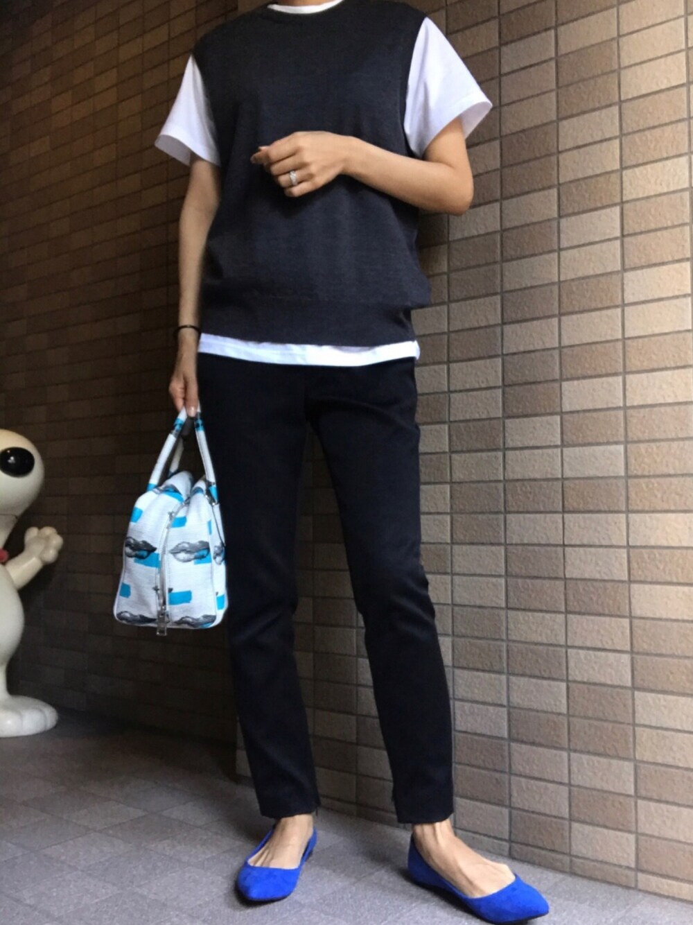 「ベスト、白Tシャツ、カジュアルコーデ、やっと秋、ニットベスト」｜「HYKEのアイテム（Tシャツ/カットソー、ホワイト系）」を使った、おにこ🍙さん（レディース・160cm）の秋コーディネートの1枚目の写真