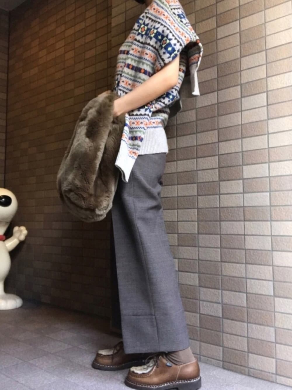 「ファーバッグ、ミカエル、フェアアイル、チェックパンツ、ワイドパンツ」｜「DrawerのDRAWER Wフェイス MINIGREN パンツ（その他パンツ、ブラウン系）」を使った、おにこ🍙さん（レディース・160cm）の秋コーディネートの1枚目の写真