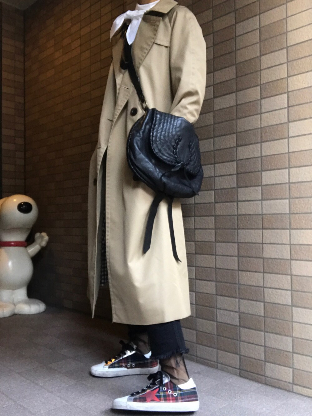 「ボウタイ、チュールソックス、トレンチコート、チェック、ブラックデニム、スキニーデニム」｜「Aquascutumのアイテム（トレンチコート、ベージュ系）」を使った、おにこ🍙さん（レディース・160cm）の秋コーディネートの1枚目の写真