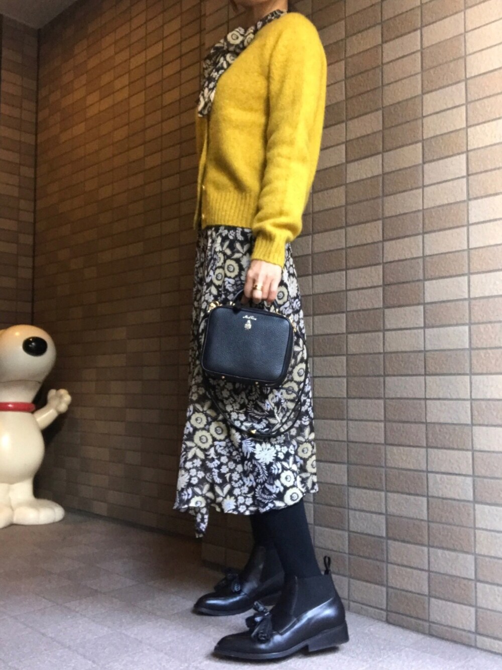 「花柄ワンピース、サイドゴアブーツ、モヘアニット、カーディガン、ポシェット、セールで買いました、ボウタイ、タッセル」｜「DrawerのDRAWER メランジ カーディガン（カーディガン/ボレロ、イエロー系）」を使った、おにこ🍙さん（レディース・160cm）の冬コーディネートの1枚目の写真