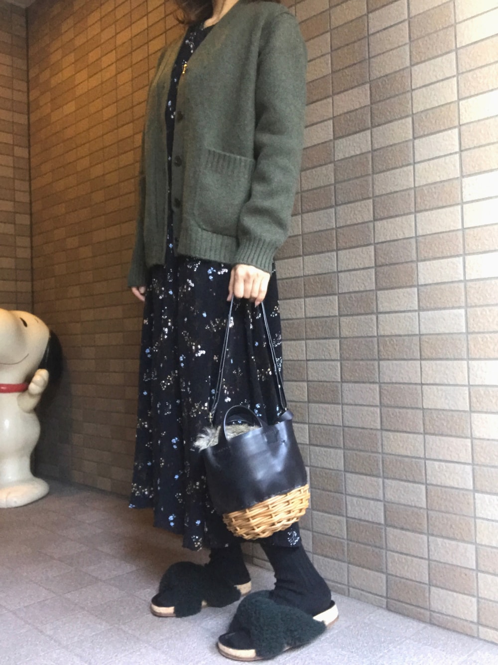「花柄ワンピース、小花柄、カシミヤ、もこもこ、ムートン、かごバッグ、ファー小物」｜「DrawerのDrawer 7G カシミヤ Vネック カーディガン（カーディガン/ボレロ、グリーン系）」を使った、おにこ🍙さん（レディース・160cm）の秋コーディネートの1枚目の写真