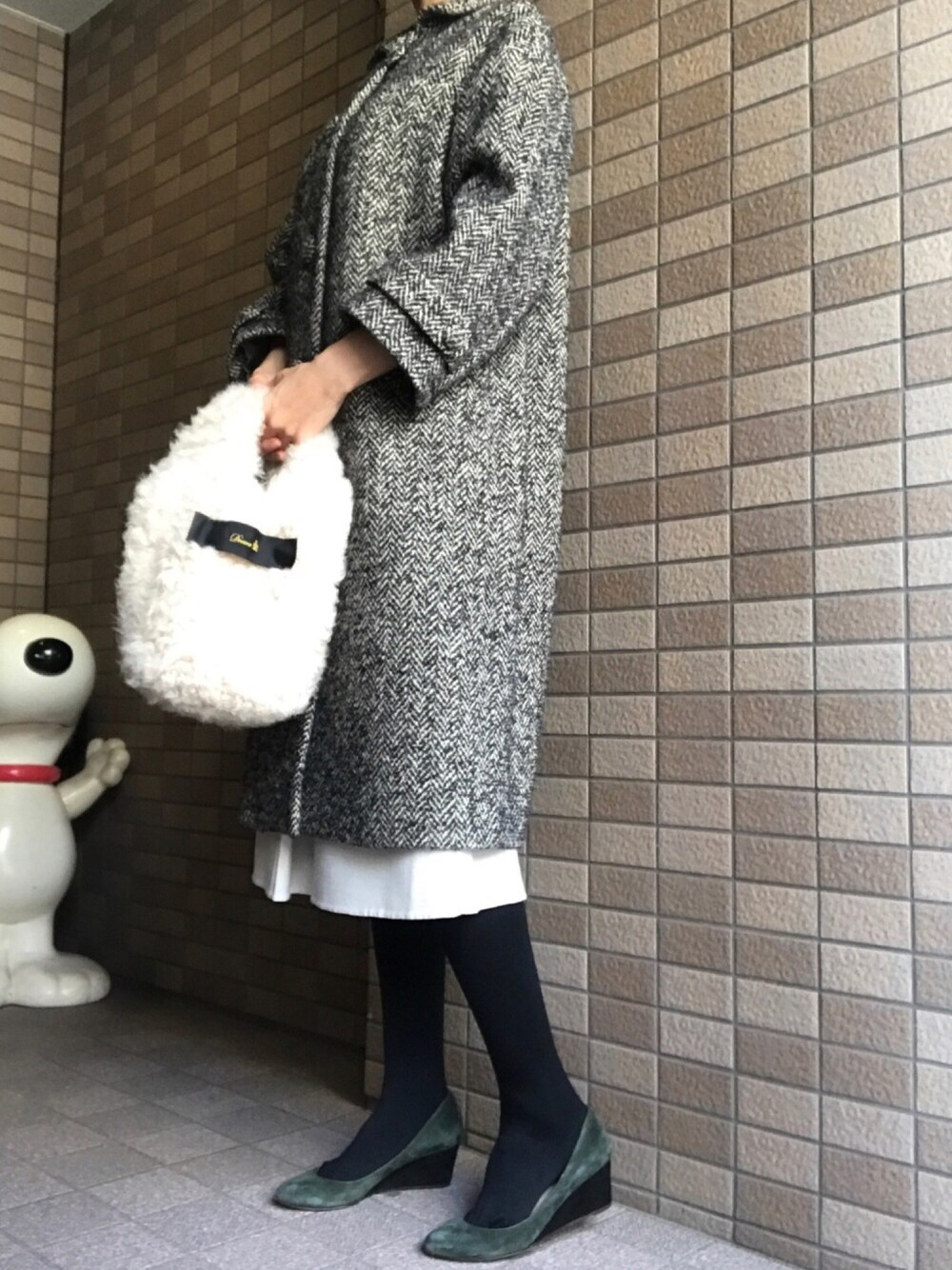 「へリンボーン、ツイード、シンプルコーデ、ファー小物、ウェッジソール、丸襟」｜「DRESSTERIORの【20周年記念モデル】PAOLETTIヘリンボーンコート（その他アウター、ベージュ系）」を使った、おにこ🍙さん（レディース・160cm）の冬コーディネートの1枚目の写真