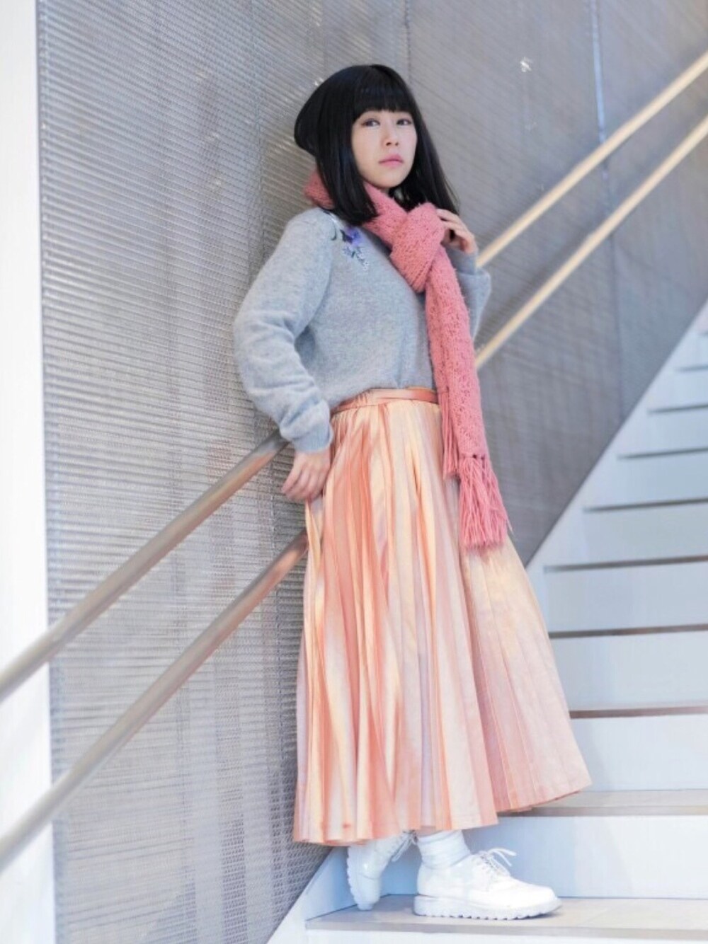 橘綾乃さんの「シャイニープリーツスカート（LILY BROWN）」を使ったコーディネート