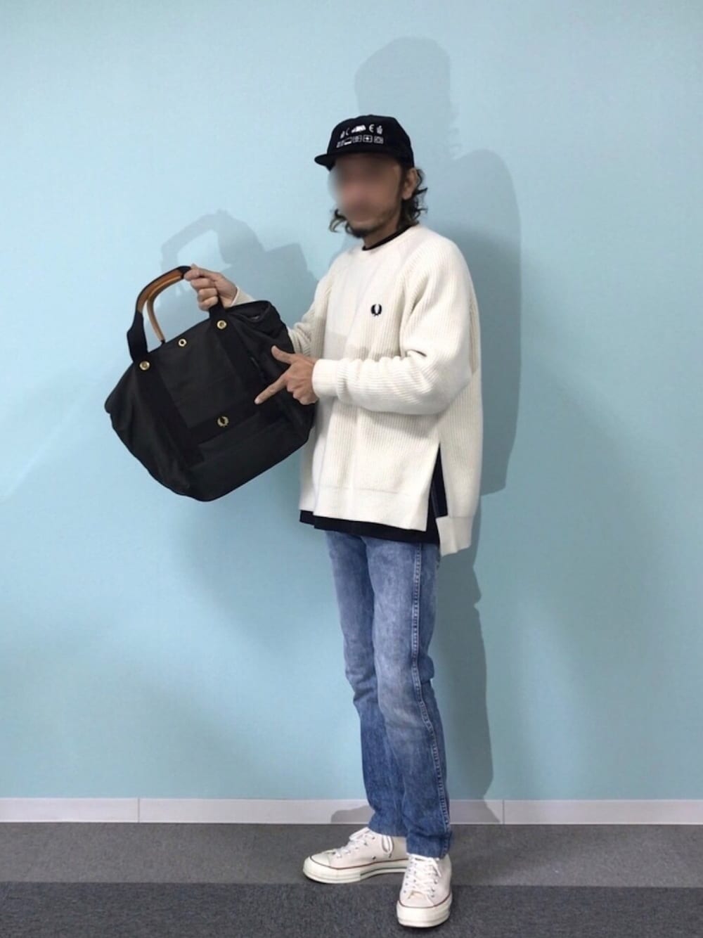 「私の推しブランド、フレッドペリー、fredperry、ニット、デニムパンツ、リーバイス505、トートバッグ、ユニクロ」｜「C.EのC.E / DUSTCART LOW キャップ（キャップ、ブラック系）」を使った、pさん（メンズ・170cm）の冬コーディネートの1枚目の写真