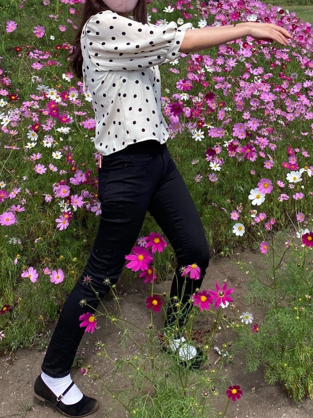 ブラック系のパンツ、ブラック系のバレエシューズ、ベージュ系のシャツ/ブラウスを着用したレディースの秋コーディネートの1枚目の写真