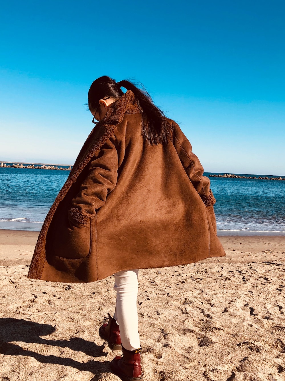 「キッズファッション、カジュアルコーデ、プチプラ、おんなのこ、kidsfashion」｜「Dr. Martensのアイテム（ブーツ、ブラウン系）」を使った、UIさん（キッズ・125cm）の冬コーディネートの1枚目の写真