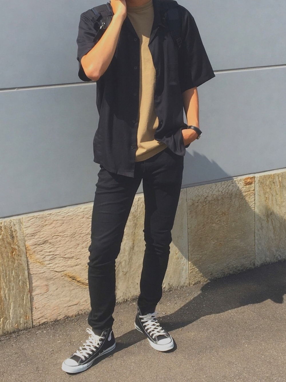 ブラック系のその他アウター、ホワイト系のデニムパンツ、ブラック系のスニーカーを着用したメンズの夏コーディネートの1枚目の写真