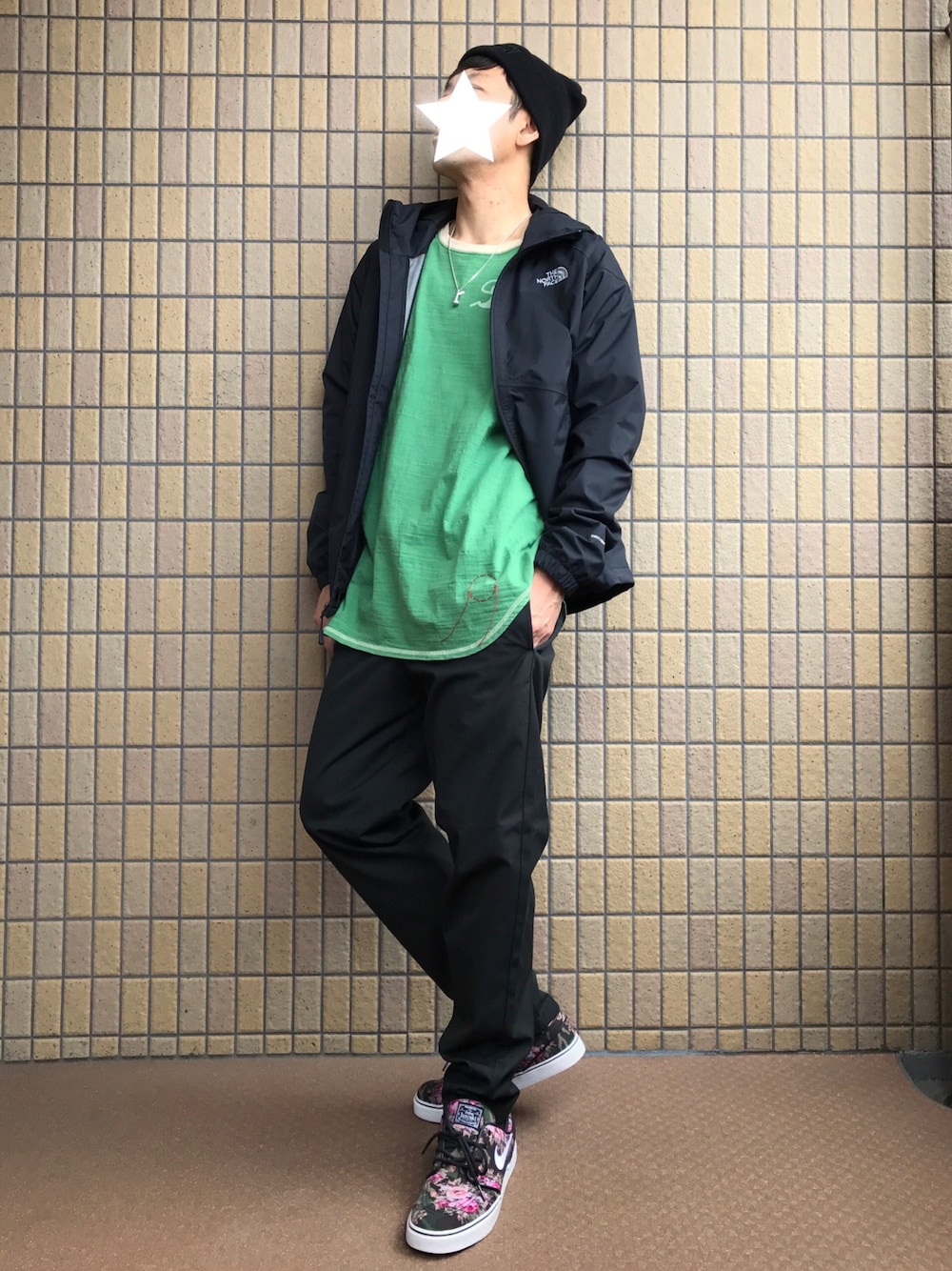 「ストーリート、グリーン×ブラック、ナイロンジャケット、シェフパンツ、ナイキスニーカー、nike sb 、ステファンジャノスキ、STEFAN JANOSKI、黒パンツ、street」｜「no brandのBROOKLYN（ニットキャップ/ビーニー、ブラック系）」を使った、masashiさん（メンズ・176cm）の春コーディネートの1枚目の写真
