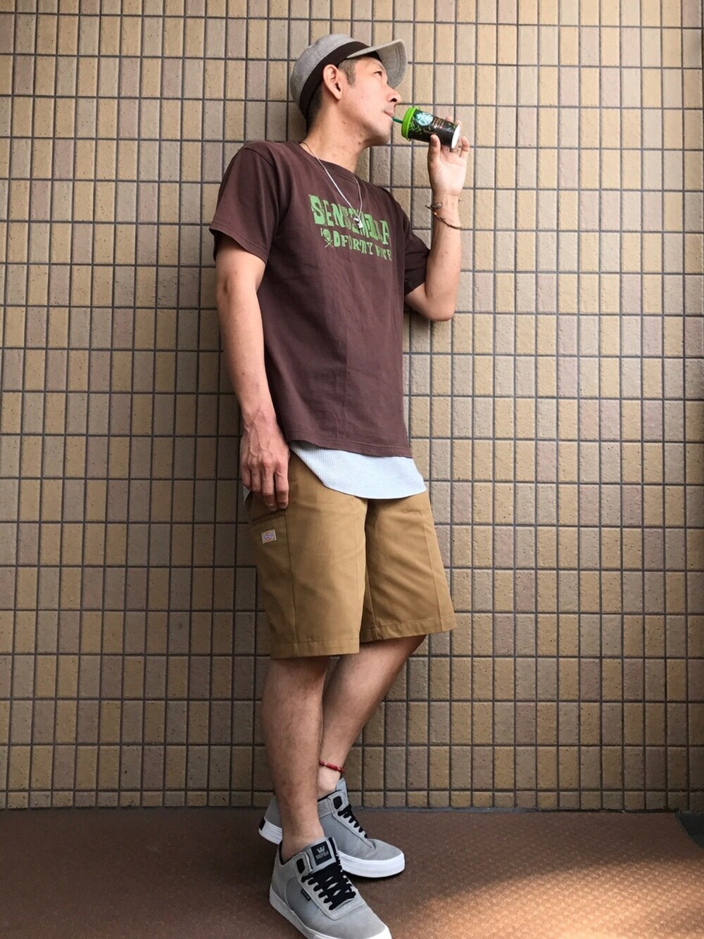 ブラウン系のTシャツ/カットソー、グレー系のタンクトップ、ブラウン系のチノパンツを着用したメンズの夏コーディネートの1枚目の写真