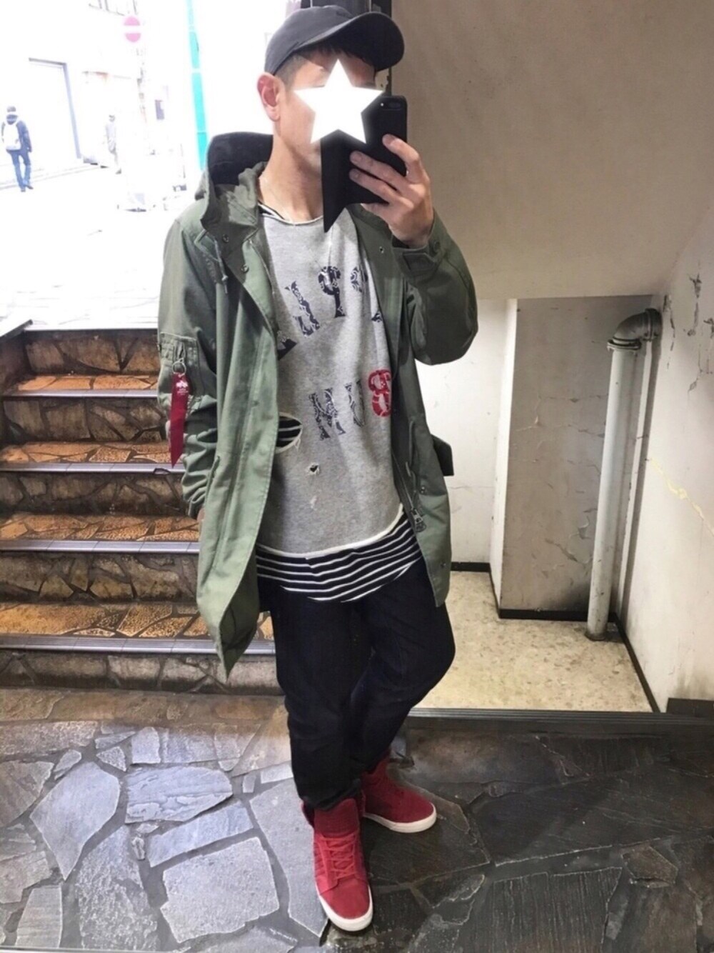 グリーン系のモッズコート、その他のTシャツ/カットソー、ブルー系のデニムパンツを着用したメンズの春コーディネートの1枚目の写真