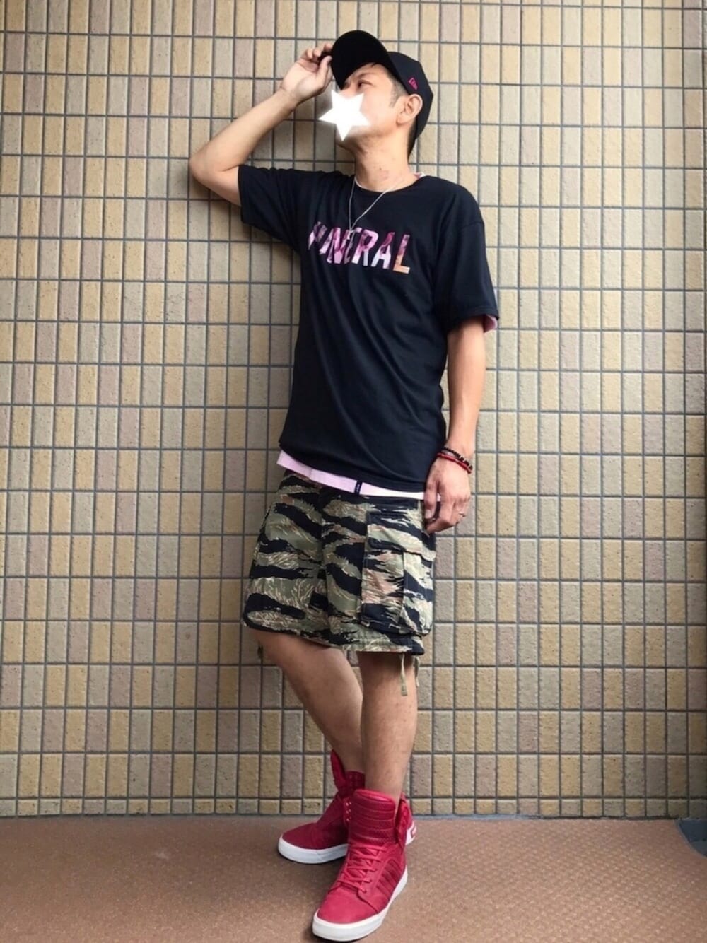 「ストリート、黒×ピンク、ハーフパンツ、ショートパンツ、カーゴパンツ、タイガーカモ、赤スニーカー、レイヤードスタイル、ベースボールキャップ、夏コーデ」｜「NEW ERAのアイテム（キャップ、ブラック系）」を使った、masashiさん（メンズ・176cm）の夏コーディネートの1枚目の写真