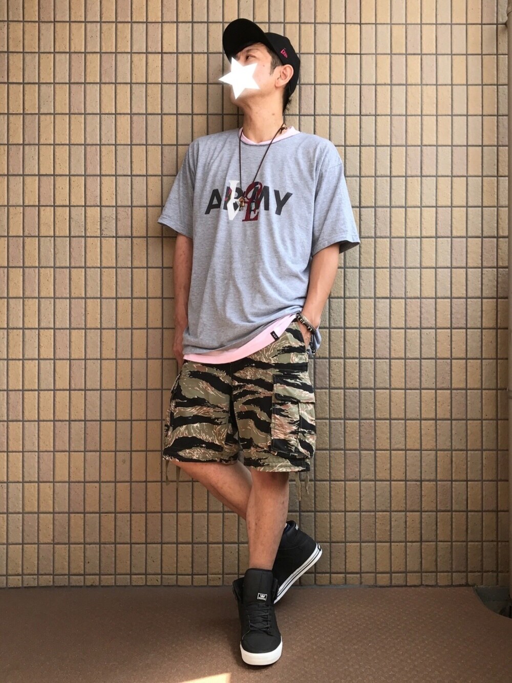 グレー系のTシャツ/カットソー、ピンク系のTシャツ/カットソー、ブラック系のスニーカーを着用したメンズの夏コーディネートの1枚目の写真