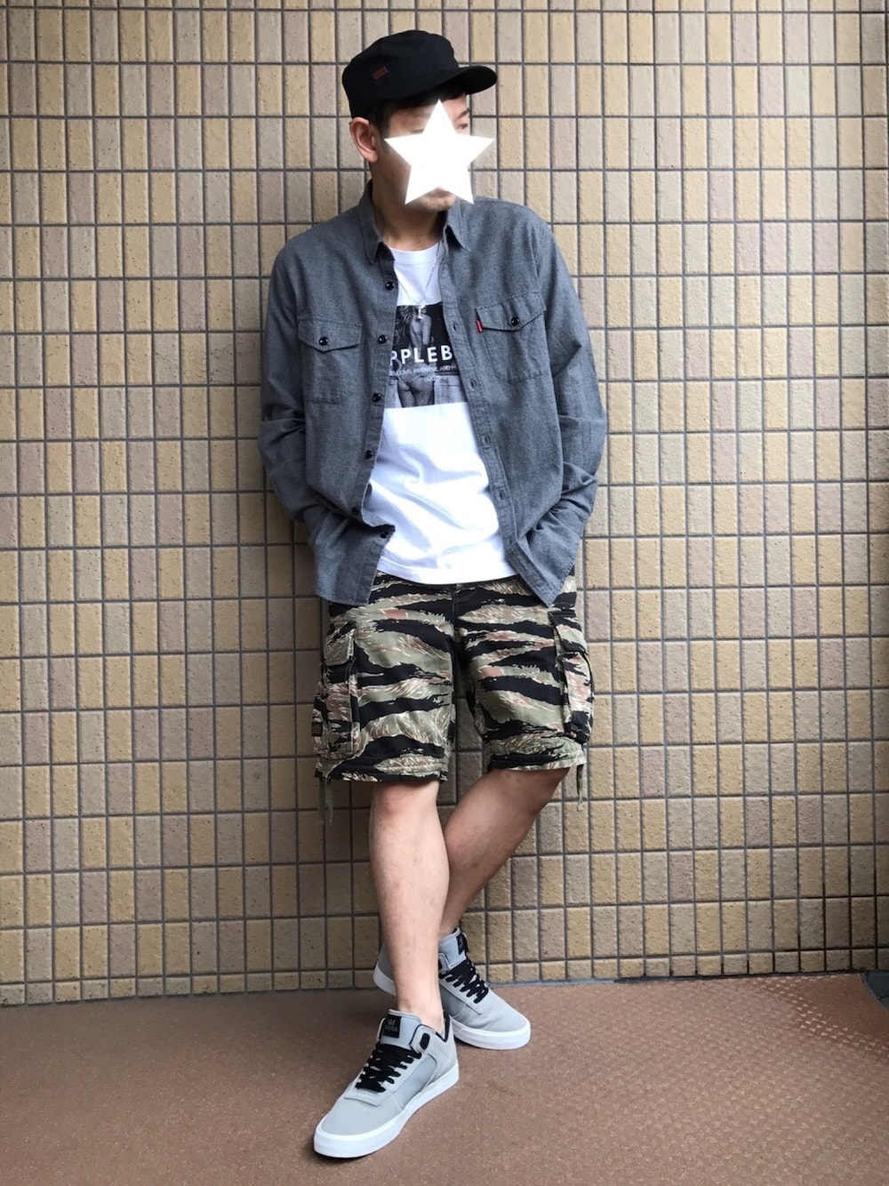 グレー系のシャツ/ブラウス、ホワイト系のTシャツ/カットソー、グレー系のスニーカーを着用したメンズの春コーディネートの1枚目の写真