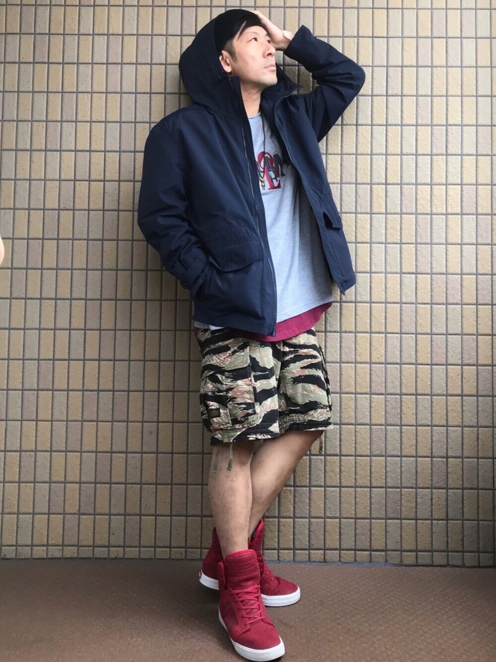 ブルー系のマウンテンパーカー、グレー系のTシャツ/カットソー、グレー系のTシャツ/カットソーを着用したメンズの秋コーディネートの1枚目の写真