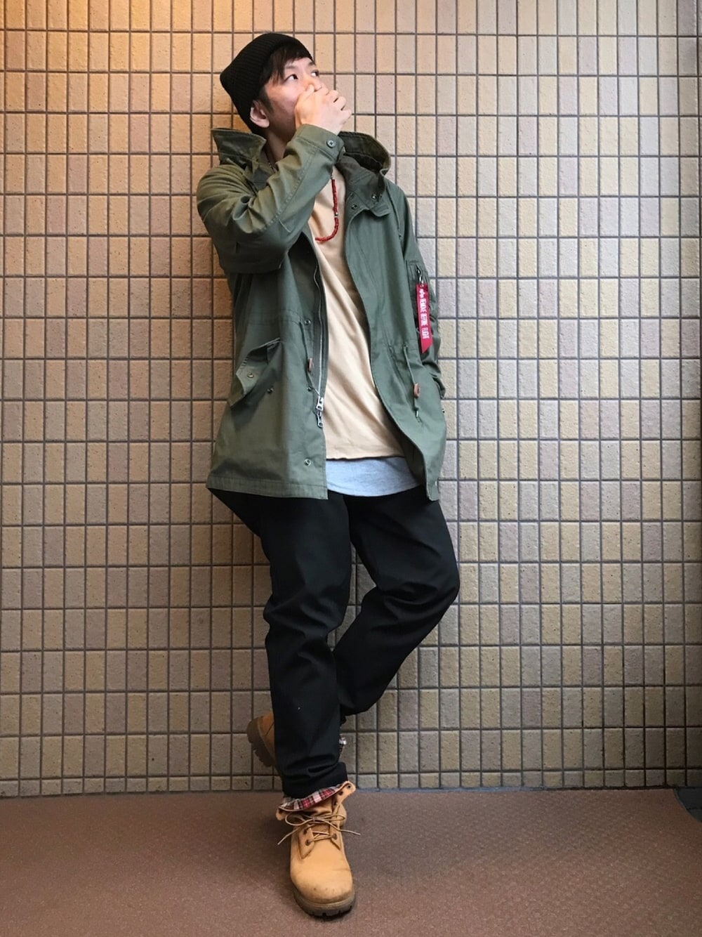 グリーン系のモッズコート、グリーン系のTシャツ/カットソー、グレー系のTシャツ/カットソーを着用したメンズの秋コーディネートの1枚目の写真