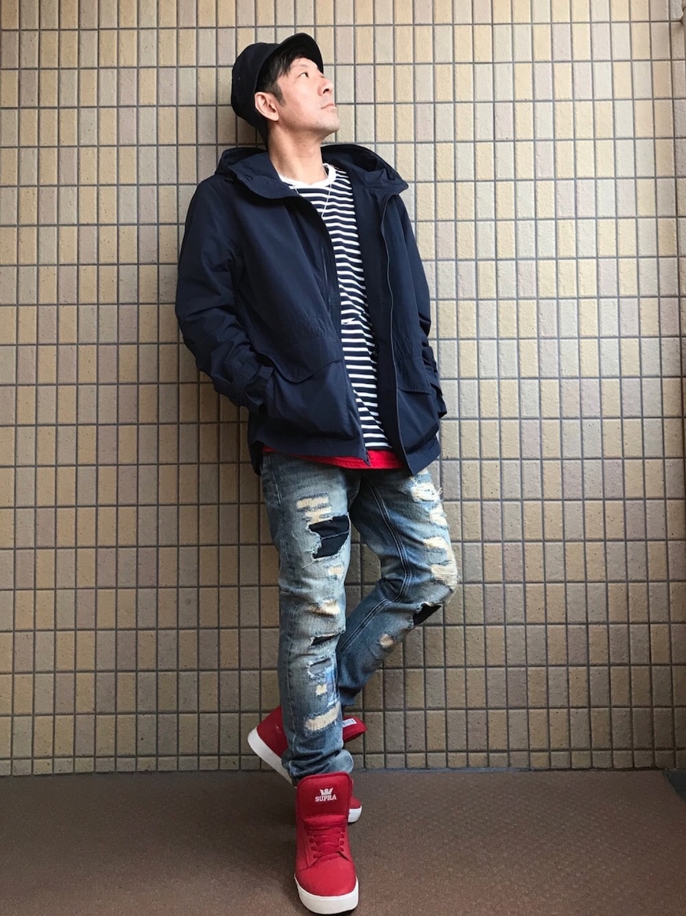 ブルー系のマウンテンパーカー、その他のTシャツ/カットソー、ブルー系のデニムパンツを着用したメンズの秋コーディネートの1枚目の写真
