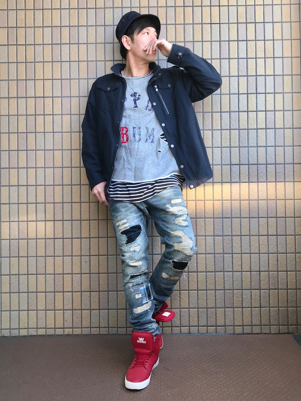 ブルー系のミリタリージャケット、グレー系のTシャツ/カットソー、その他のTシャツ/カットソーを着用したメンズの冬コーディネートの1枚目の写真