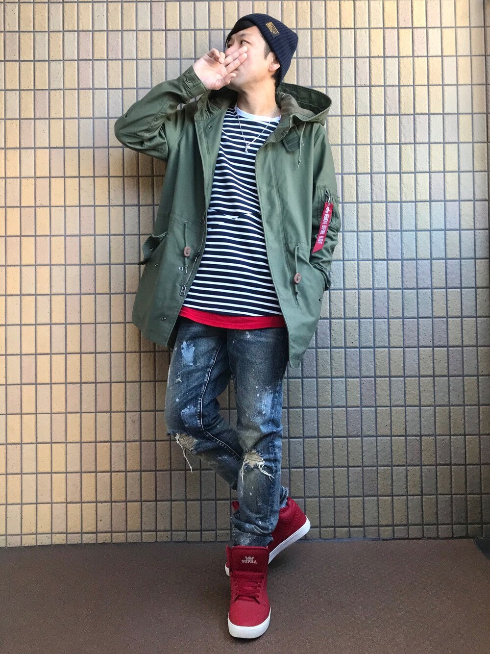 グリーン系のモッズコート、その他のTシャツ/カットソー、ブルー系のデニムパンツを着用したメンズの冬コーディネートの1枚目の写真