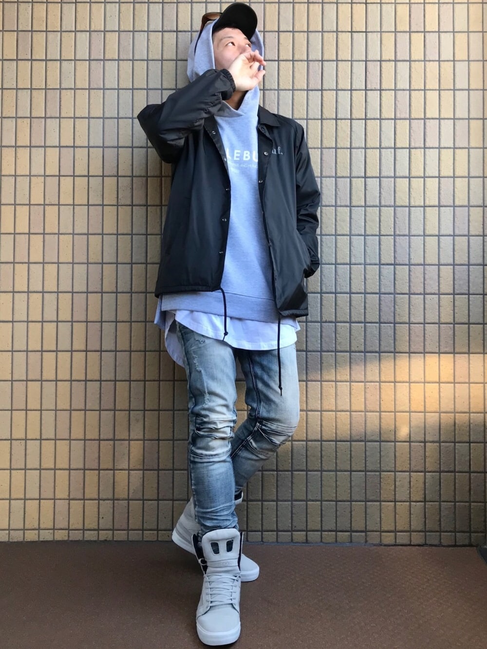 ブラック系のブルゾン、グレー系のパーカー、ホワイト系のTシャツ/カットソーを着用したメンズの冬コーディネートの1枚目の写真