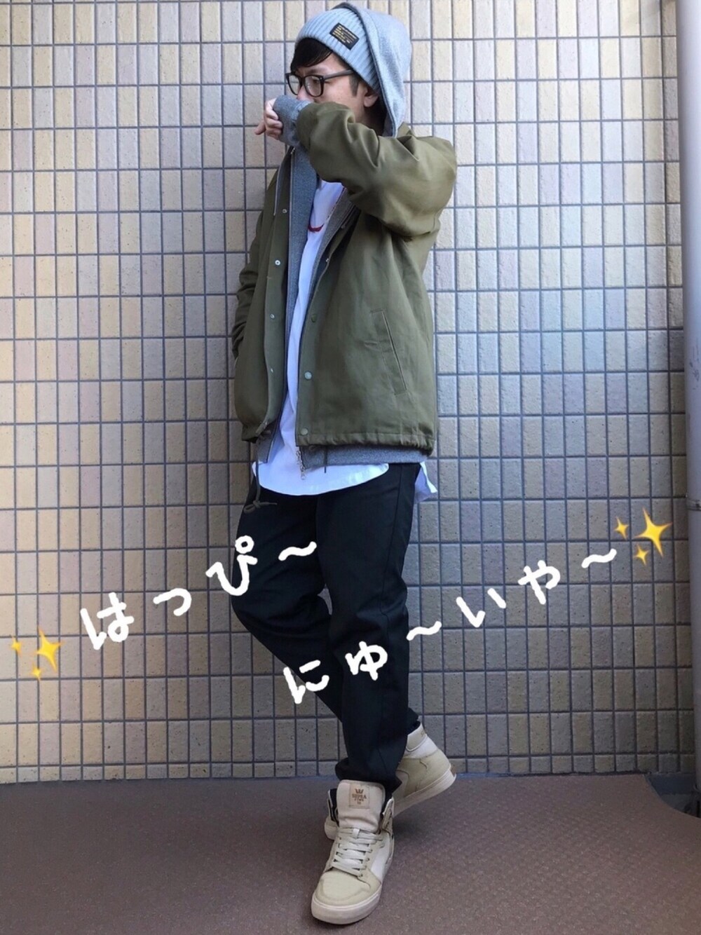 グレー系のパーカー、ホワイト系のTシャツ/カットソー、ブラック系のその他パンツを着用したメンズの冬コーディネートの1枚目の写真