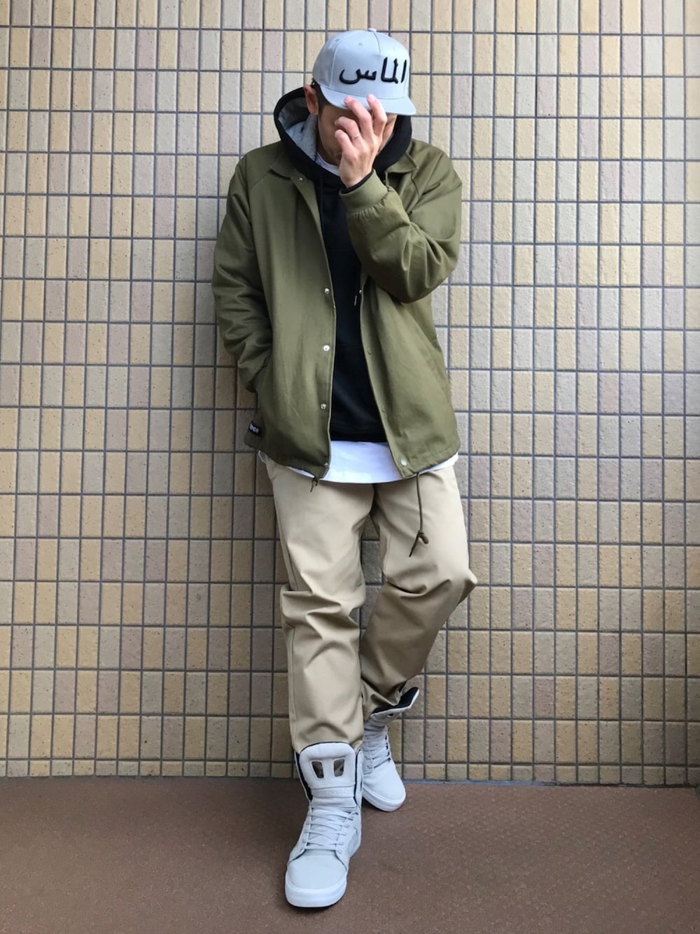 「ストリート、スケータースタイル、レイヤードスタイル、ripndip、コーチジャケット、チノパン、シェフパンツ、ハイカットスニーカー、ベースボールキャップ、Champion」｜「Diamond SUPPLY CO.のARABIC CLIPBACK（キャップ、グレー系）」を使った、masashiさん（メンズ・176cm）の冬コーディネートの1枚目の写真