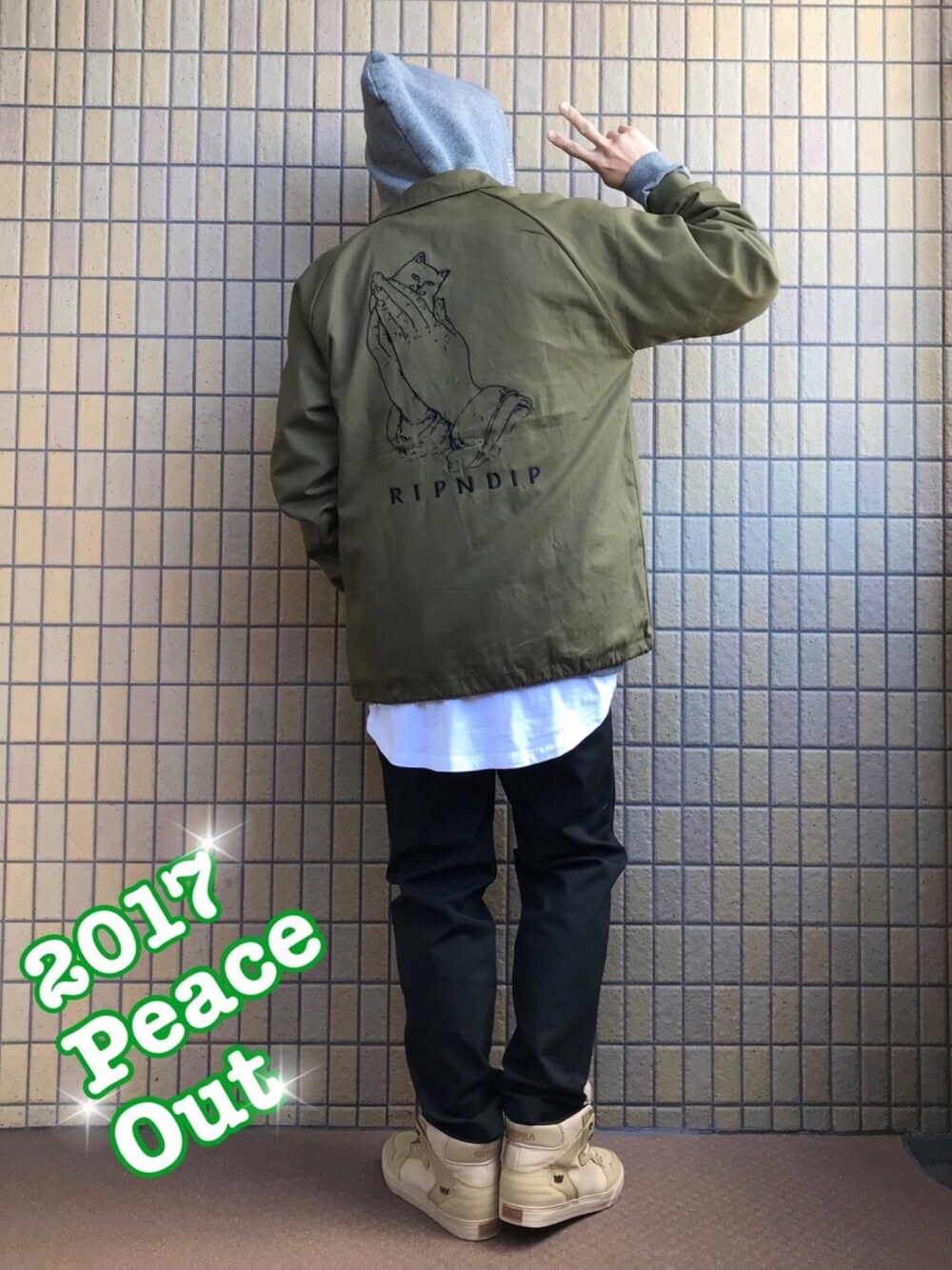 グレー系のパーカー、ホワイト系のTシャツ/カットソー、ブラック系のその他パンツを着用したメンズの冬コーディネートの1枚目の写真