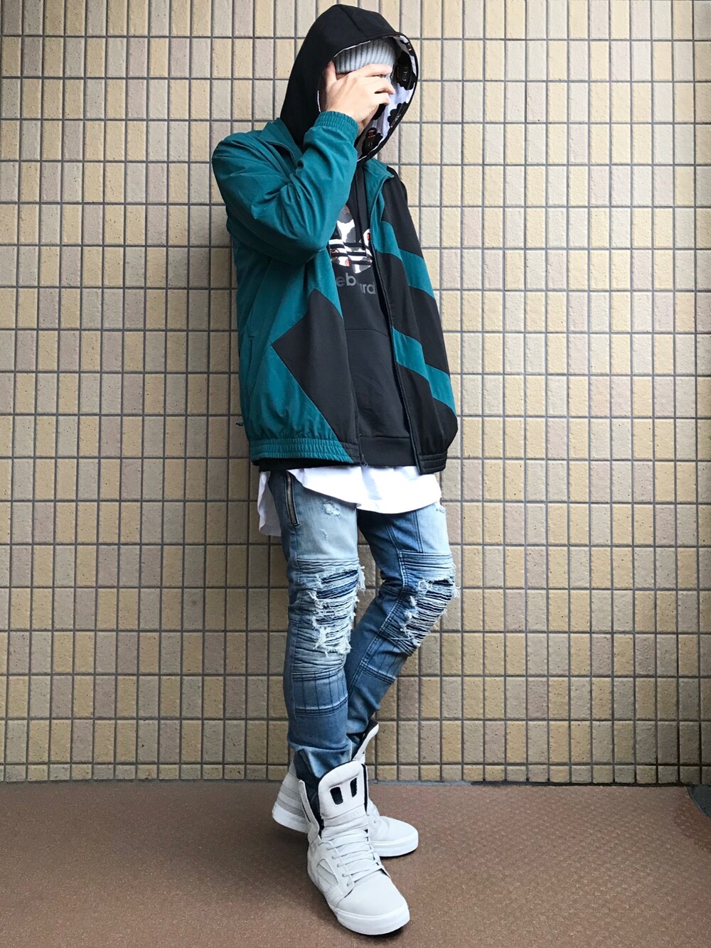 グリーン系のジャージ、ブラック系のパーカー、ホワイト系のTシャツ/カットソーを着用したメンズの春コーディネートの1枚目の写真