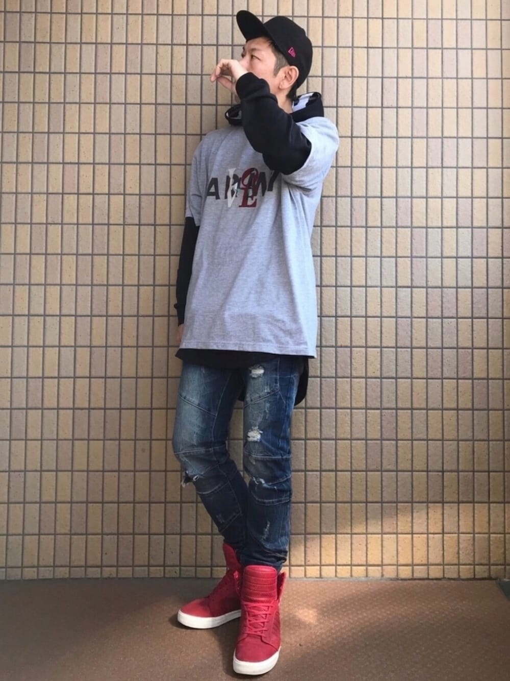 グレー系のTシャツ/カットソー、グレー系のTシャツ/カットソー、ブラック系のパーカーを着用したメンズの春コーディネートの1枚目の写真