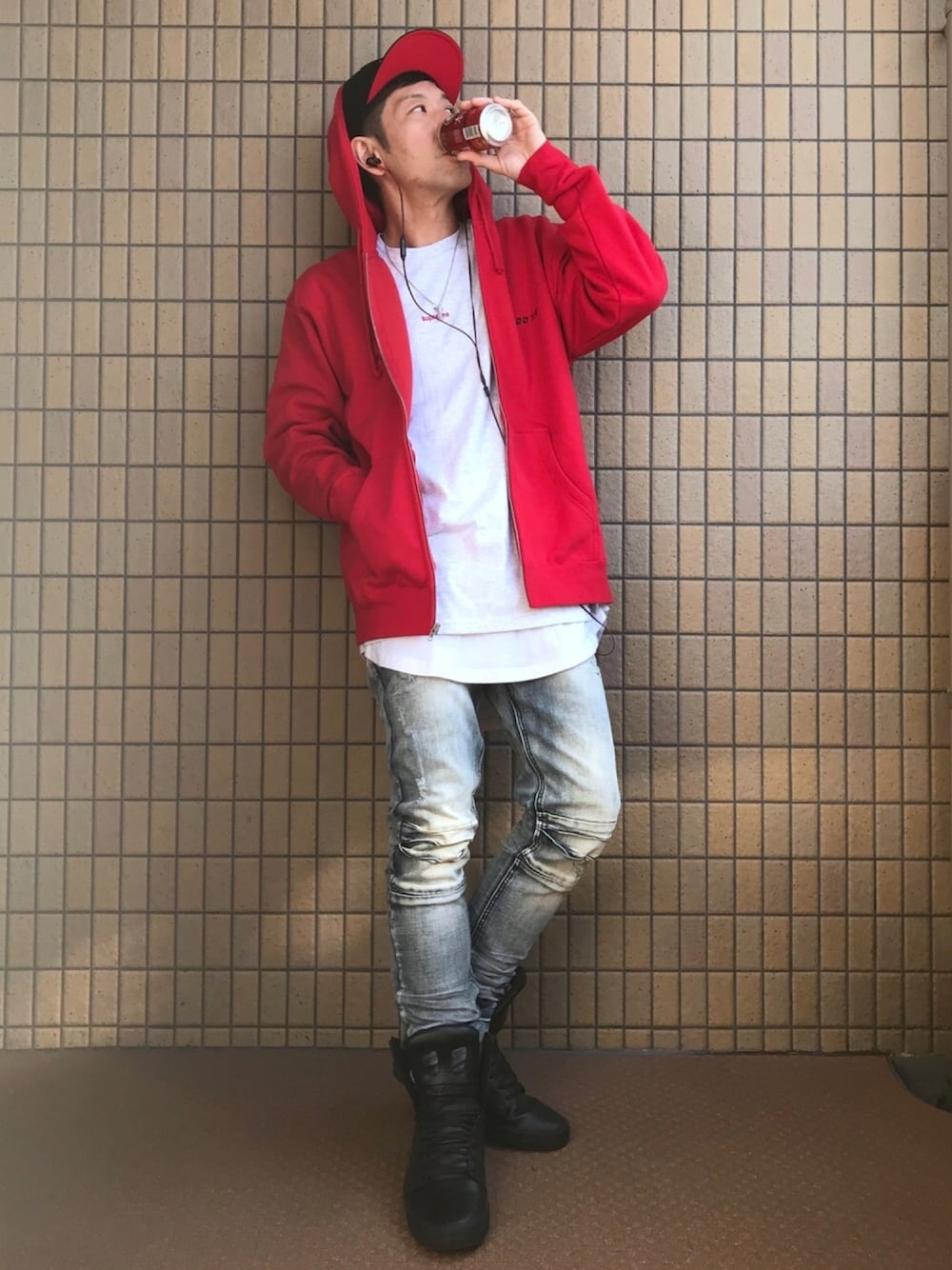 レッド系のパーカー、グレー系のTシャツ/カットソー、ホワイト系のTシャツ/カットソーを着用したメンズの春コーディネートの1枚目の写真