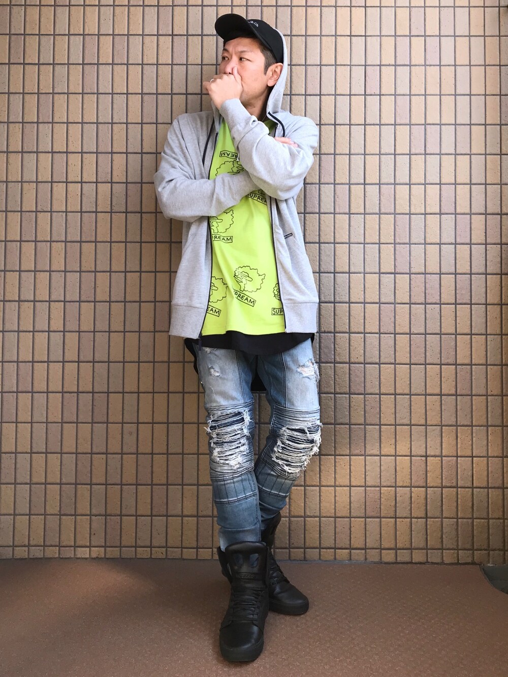 グレー系のパーカー、ホワイト系のTシャツ/カットソー、ブラック系のTシャツ/カットソーを着用したメンズの春コーディネートの1枚目の写真