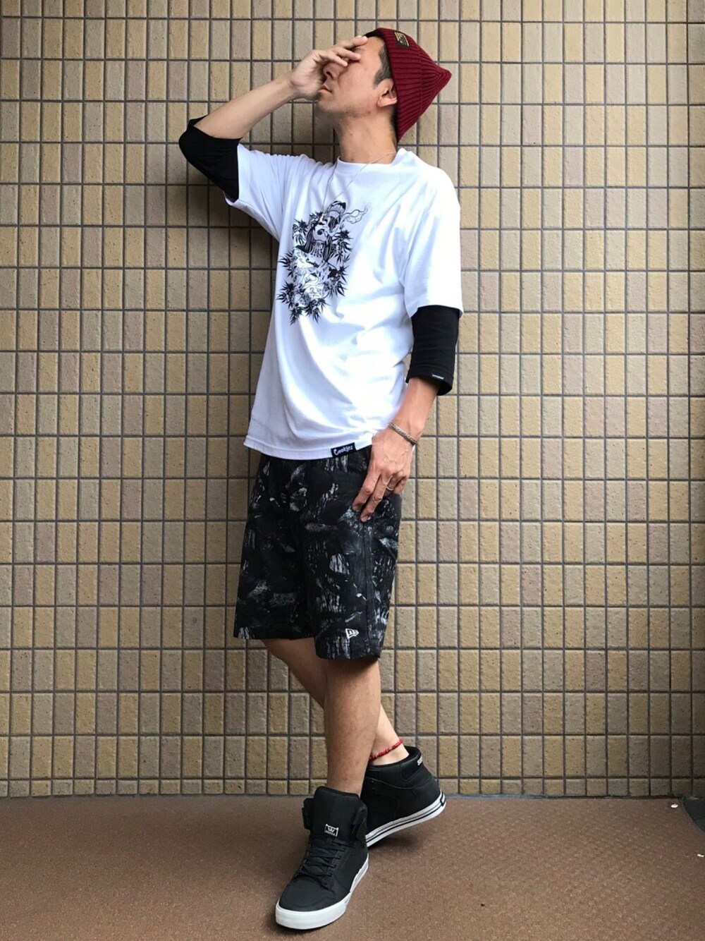 ホワイト系のTシャツ/カットソー、ホワイト系のTシャツ/カットソー、ブラック系のパンツを着用したメンズの夏コーディネートの1枚目の写真