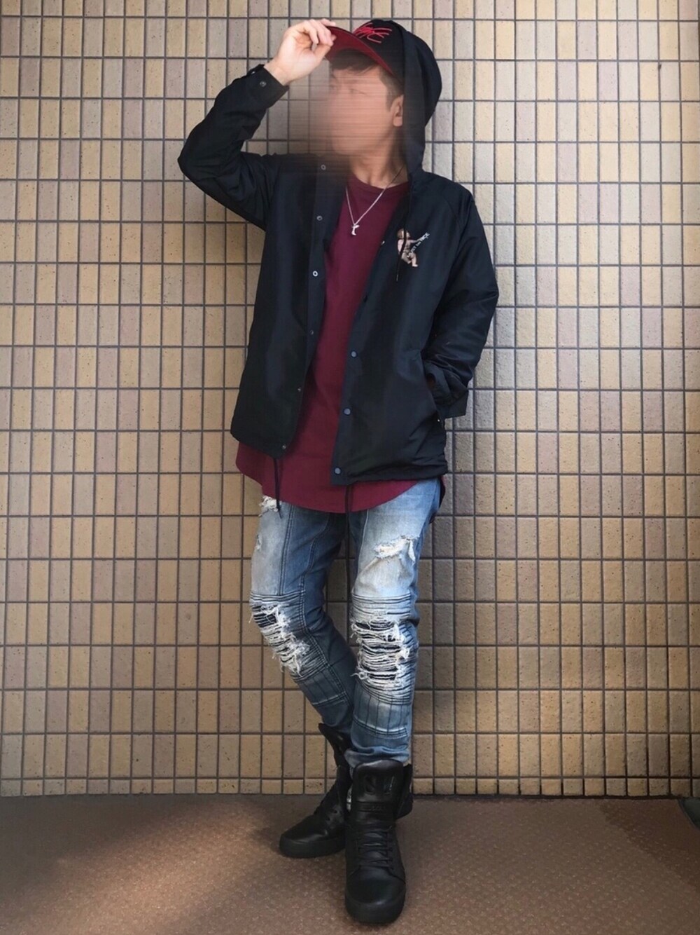 ブラック系のブルゾン、ブルー系のデニムパンツ、ブラック系のスニーカーを着用したメンズの夏コーディネートの1枚目の写真