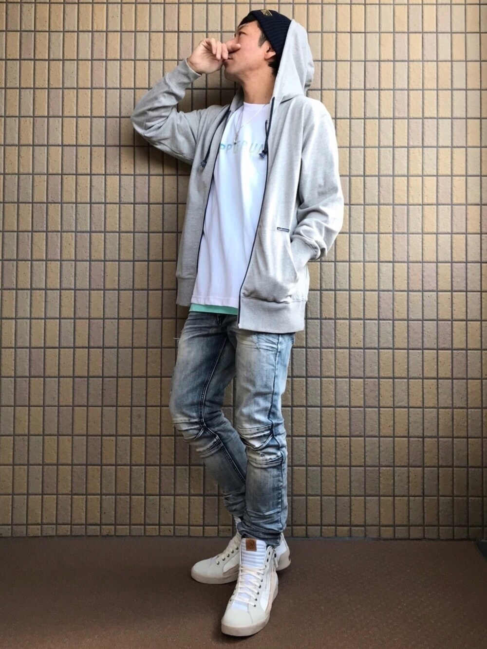 グレー系のパーカー、ホワイト系のTシャツ/カットソー、グリーン系のタンクトップを着用したメンズの春コーディネートの1枚目の写真