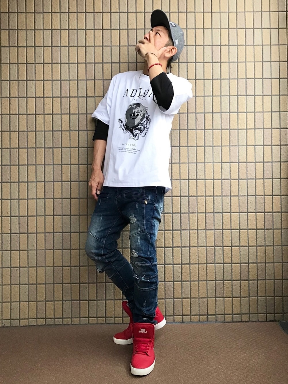 ホワイト系のTシャツ/カットソー、ホワイト系のTシャツ/カットソー、ブルー系のデニムパンツを着用したメンズの秋コーディネートの1枚目の写真