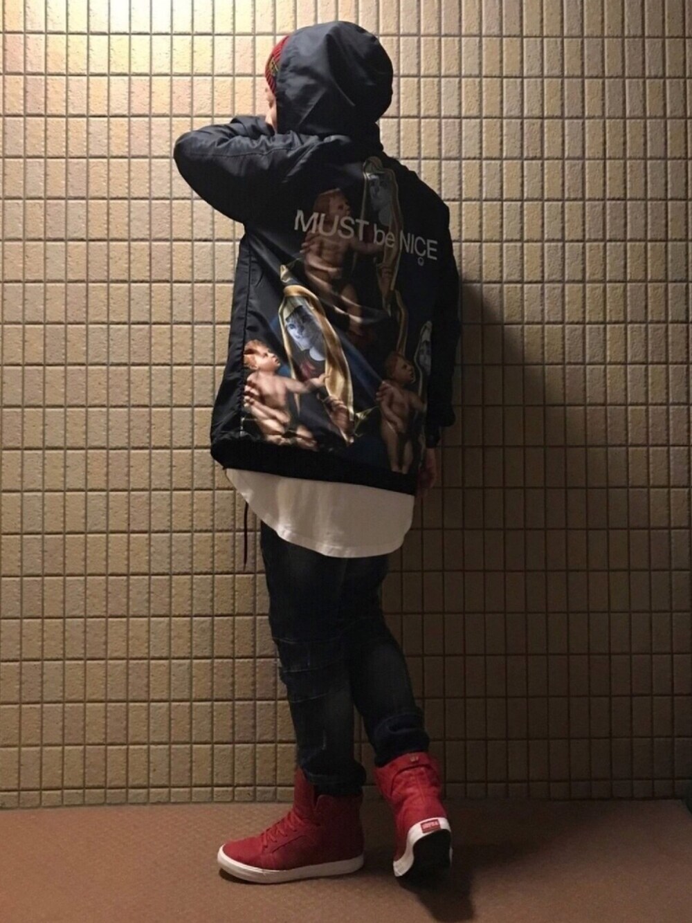 ブラック系のブルゾン、ブラック系のTシャツ/カットソー、ホワイト系のTシャツ/カットソーを着用したメンズの秋コーディネートの1枚目の写真