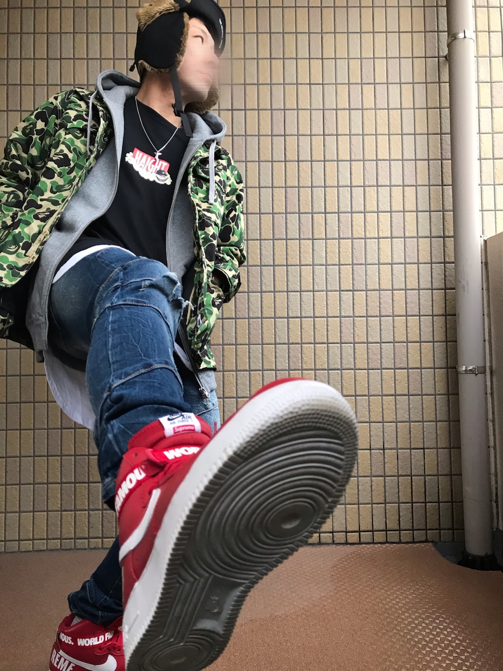 グリーン系のミリタリージャケット、グレー系のパーカー、ブラック系のTシャツ/カットソーを着用したメンズの冬コーディネートの1枚目の写真