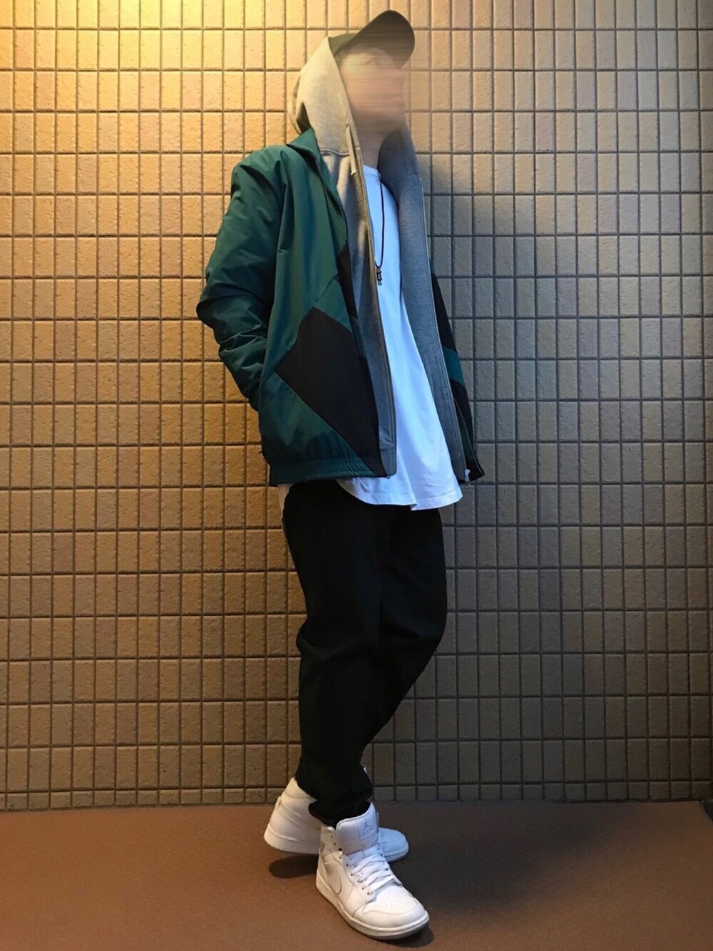 「ストリート、スポーツテイスト、ジャージ、トラックジャケット、シェフパンツ、ローキャップ、NIKE、aj1、adidas、3年A組」｜「Lafayetteのアイテム（キャップ、ブラック系）」を使った、masashiさん（メンズ・176cm）の冬コーディネートの1枚目の写真