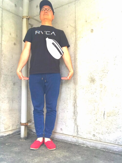 ヨペ使用「RVCA（WEB限定 RVCA/ルーカ BIG RVCA 半袖Tシャツ）」的時尚穿搭