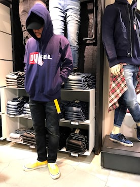 「DIESEL（ディーゼル）のアイテム（パーカー、ブルー系）」を使った、J.yaanooさん（メンズ・165cm）の冬コーディネート