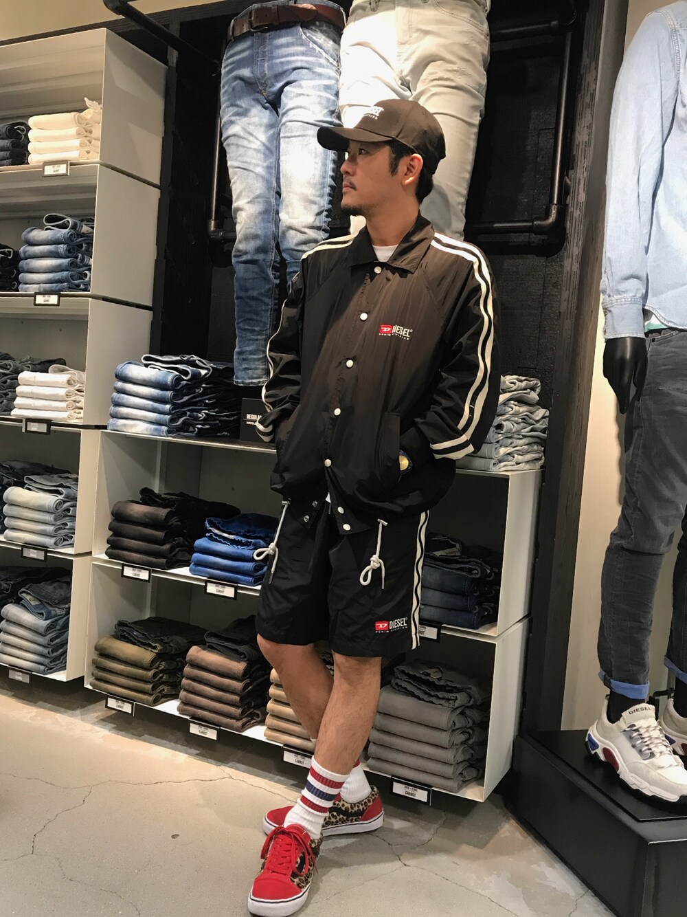 「海、コーチジャケット、水陸両用パンツ、春夏コレクション」｜「DIESELのメンズ ジャケット ナイロンジャケット（ナイロンジャケット、ブラック系）」を使った、J.yaanooさん（メンズ・165cm）の春コーディネートの1枚目の写真