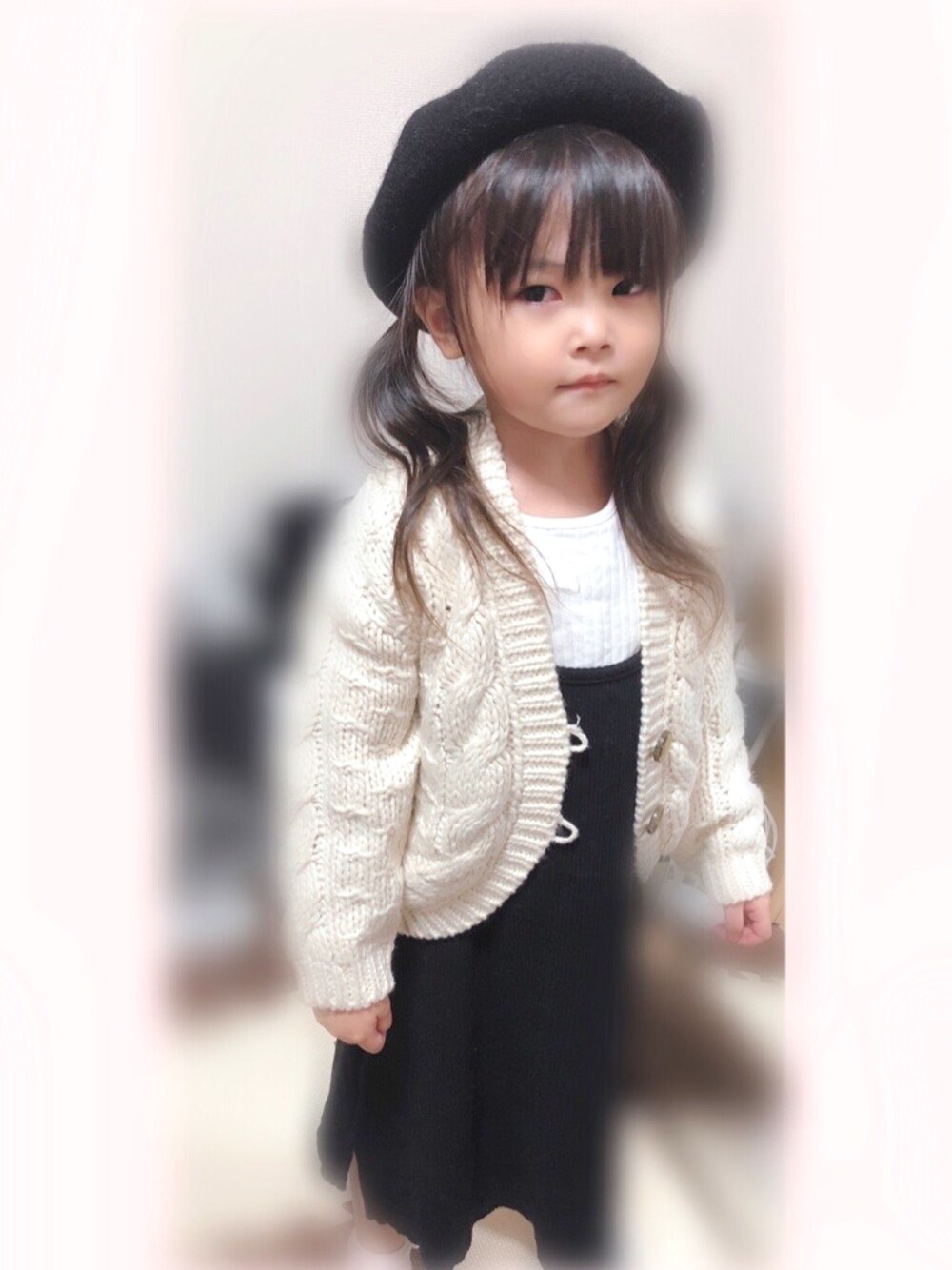 「女の子コーデ、4歳、ベレー帽、レイヤードリブキャミソールワンピース」｜「petit mainのロゴ刺繍入ベレー帽（ハンチング/ベレー帽、ブラック系）」を使った、ruuuさん（キッズ・100cm）の冬コーディネートの1枚目の写真