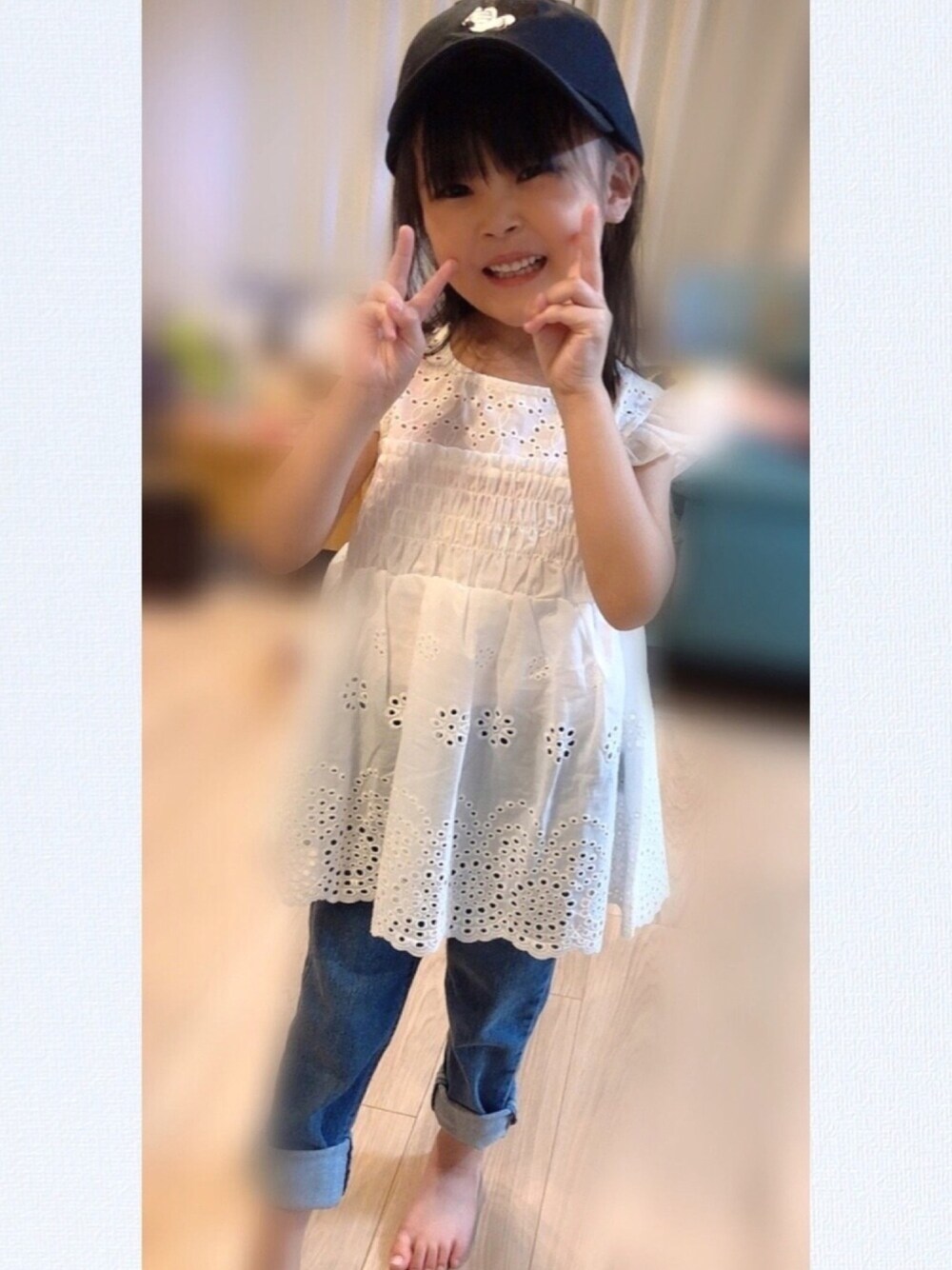 「petit mainのオーガニックデニムスキニーパンツ（デニムパンツ、ブルー系）」を使った、ruuuさん（キッズ・110cm）の秋コーディネートの1枚目の写真