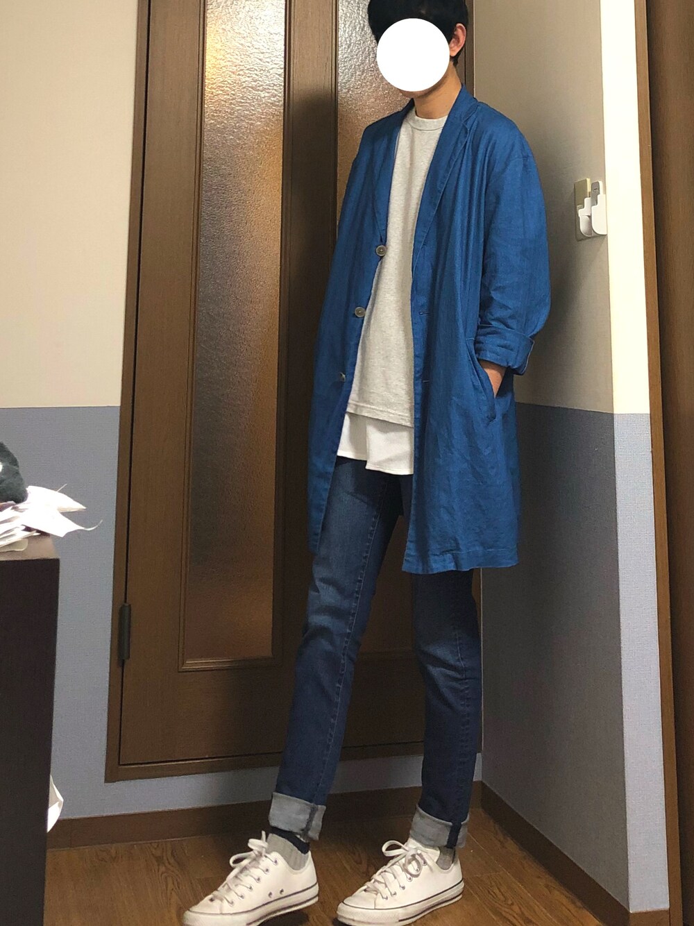 「デニムオンデニム、コート、スキニーデニム、スニーカー、春コーデ」｜「BEN DAVISのアトリエコート／ベンデイビス／BEN DAVIS／フラッシュリポート／ＦＬＡＳＨＲＥＰＯＲＴ（チェスターコート、ブルー系）」を使った、まそーさん（メンズ・179cm）の春コーディネートの1枚目の写真